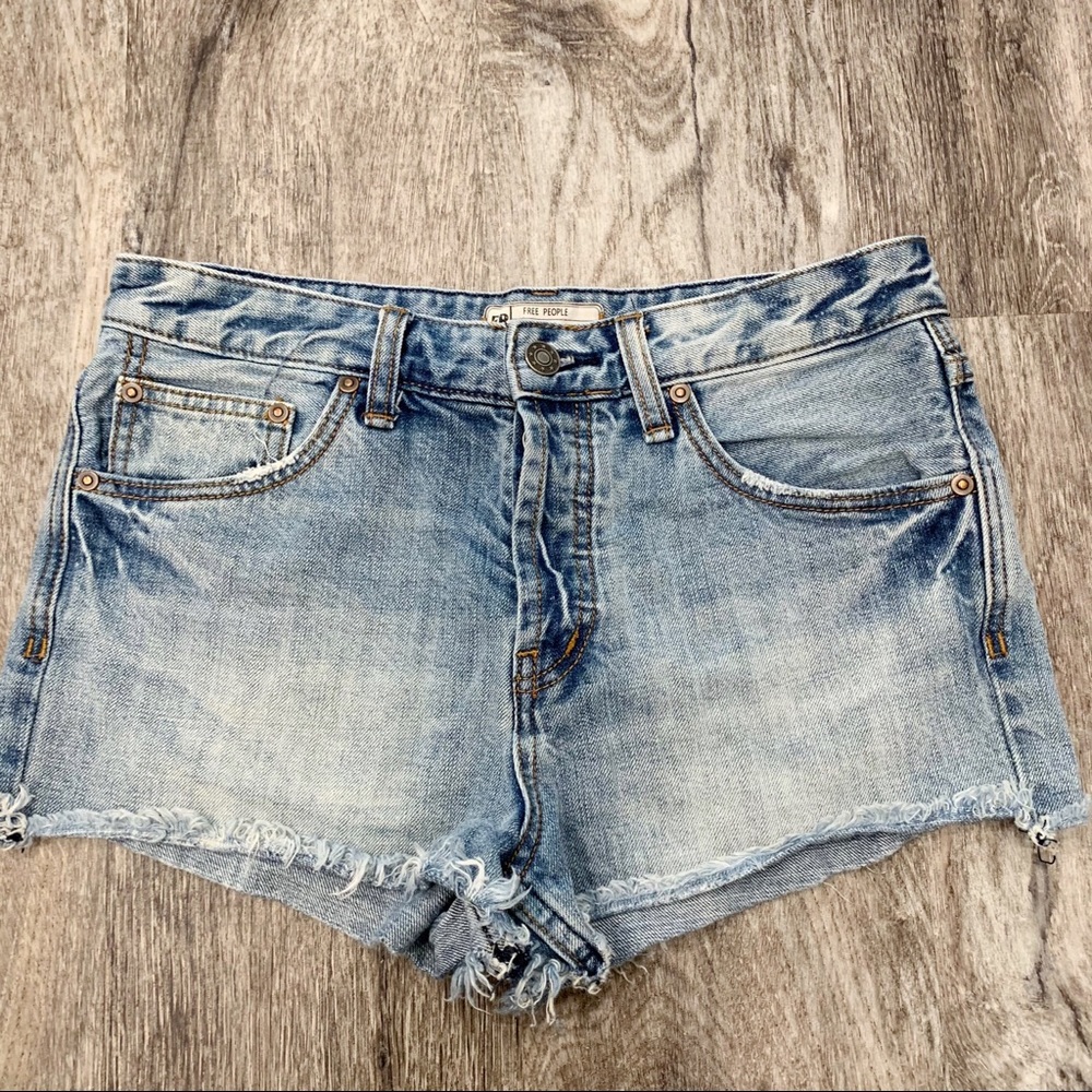 Free People Light Wash Raw Edge Hem Jean Shorts 26